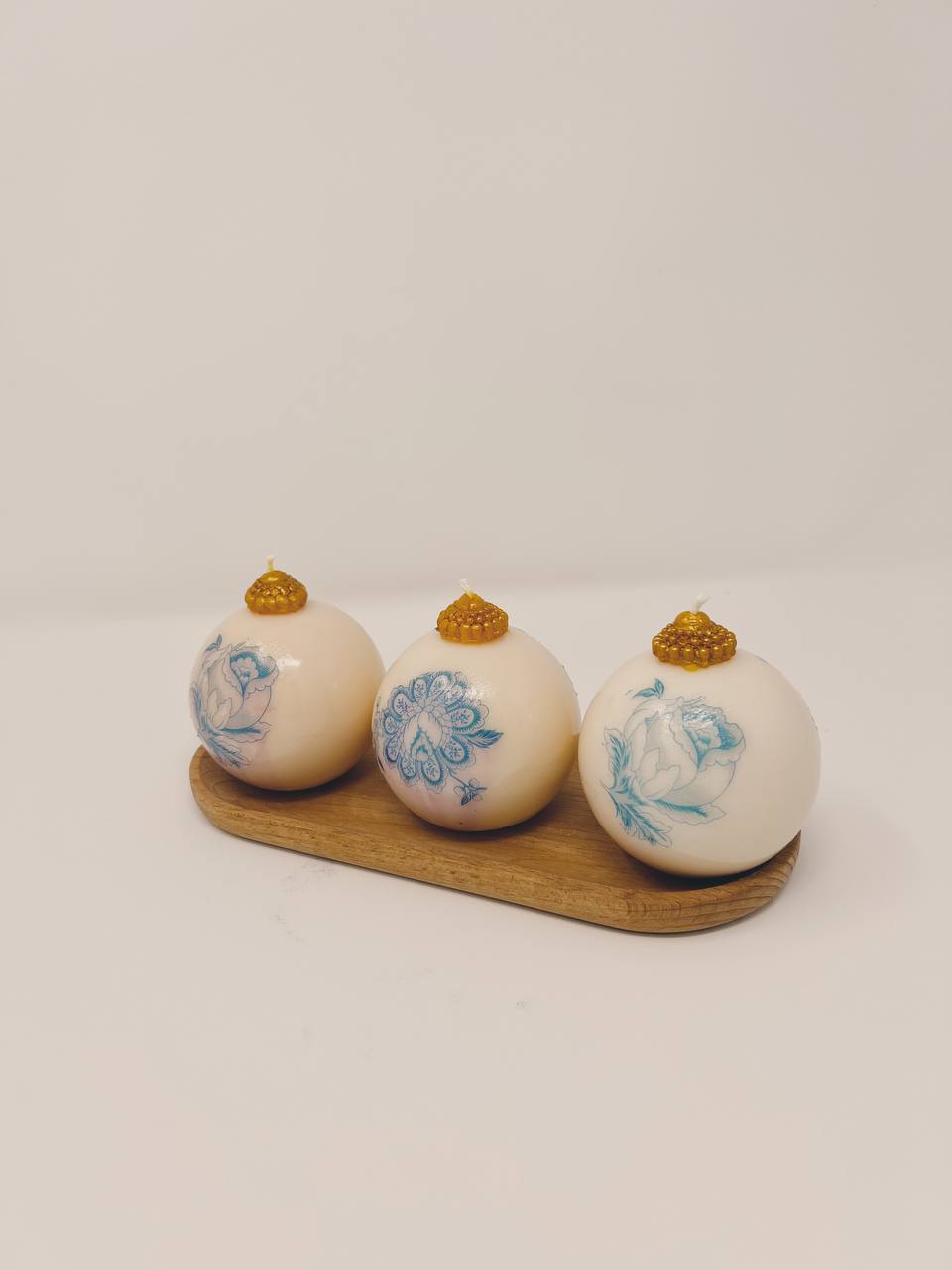 3 Christmas Ball Candles + Wood Tray - Valencia