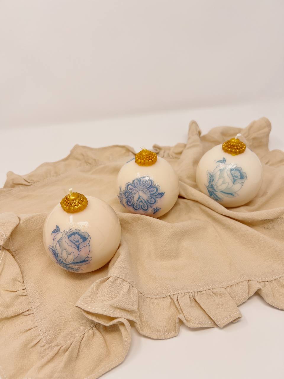 3 Christmas Ball Candles + Wood Tray - Valencia