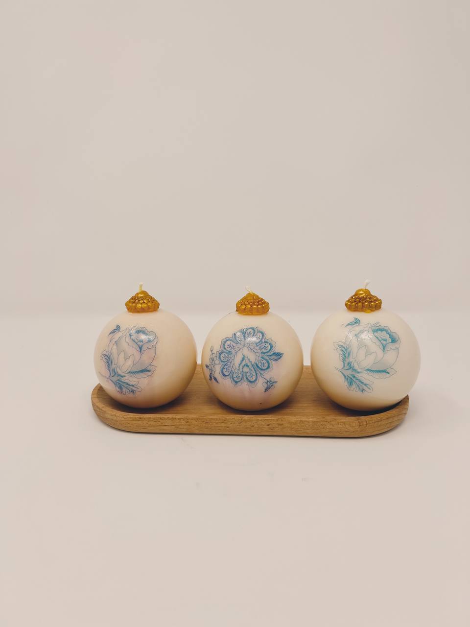 3 Christmas Ball Candles + Wood Tray - Valencia