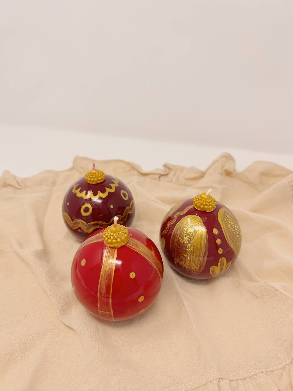 3 Christmas Ball Candles + Wood Tray - Valencia