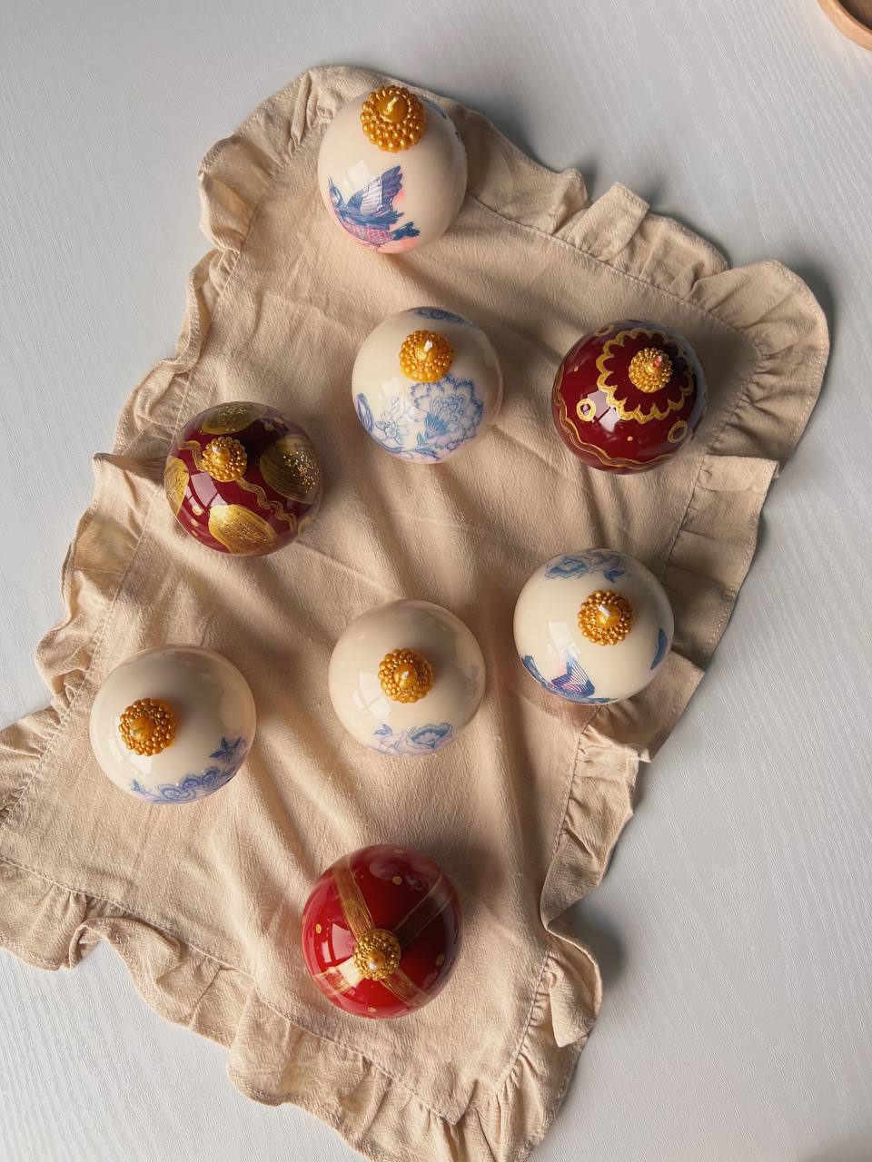 3 Christmas Ball Candles + Wood Tray - Valencia